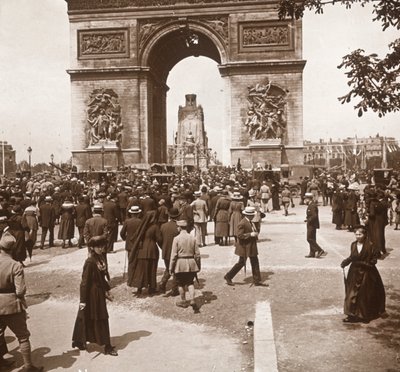 Święto zwycięstwa, cywile pod Łukiem Triumfalnym, Paryż, Francja, lipiec 1919. autorstwa Unbekannt