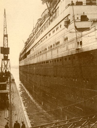 Widok na prawą burtę statku Majestic, gdy wchodziła do pływającego suchego doku, ok. 1930 r. autorstwa Unbekannt