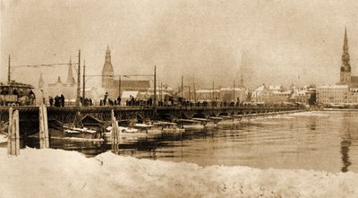 Widok na most pływający na rzece Dwinie, Ryga, Łotwa. 1915 (foto) autorstwa Unbekannt