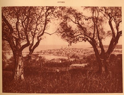 Widok przez drzewa oliwne do Antibes, 1930. autorstwa Unbekannt