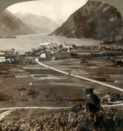 Dachy wioski i słoneczne pola Odde, N. w górę wąskiego, otoczonego górami Sorfjord, Norwegia, 1905. autorstwa Unbekannt