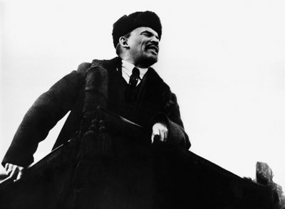 Władimir Ilich Lenin, rosyjski przywódca rewolucyjny bolszewików, przemawiający z mównicy, 1917 autorstwa Unbekannt