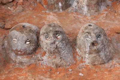 Fetysze voodoo przy wejściu do klasztoru. Togoville, Togo autorstwa Unbekannt