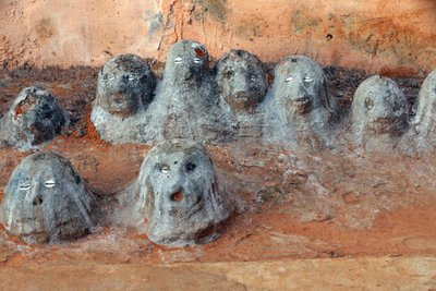 Fetysze voodoo przy wejściu do klasztoru. Togoville, Togo autorstwa Unbekannt