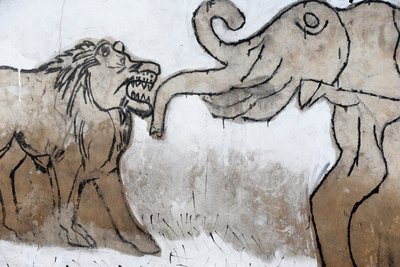 Malowidło ścienne voodoo na targu fetyszowym Akodessewa, znanym jako największy na świecie targ voodoo. Słoń i lew. Lomé, Togo autorstwa Unbekannt