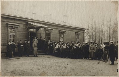 Oczekiwanie na usunięcie ciała Lwa Tołstoja na stacji Astapovo, 20 listopada 1910, 1910 autorstwa Unbekannt