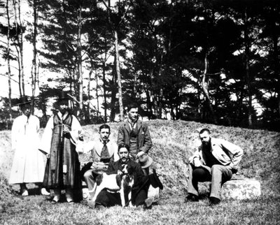 Goście z Zachodu z mieszkańcami, Nam San, Korea, 1900 autorstwa Unbekannt