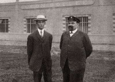 Wilbur Wright, amerykański lotnik i Leon Bollee, francuski wynalazca i producent samochodów, 1908 autorstwa Unbekannt