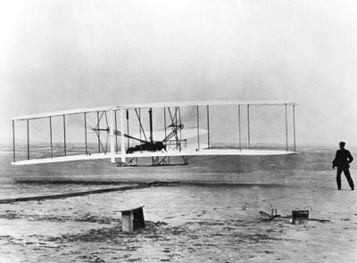Wilbur i Orville Wright oraz pierwszy lot z napędem, Karolina Północna, 17 grudnia 1903 r autorstwa Unbekannt