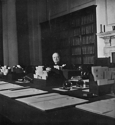 Winston Churchill w sali gabinetowej przy Downing Street 10, lata 40., 1945 r autorstwa Unbekannt