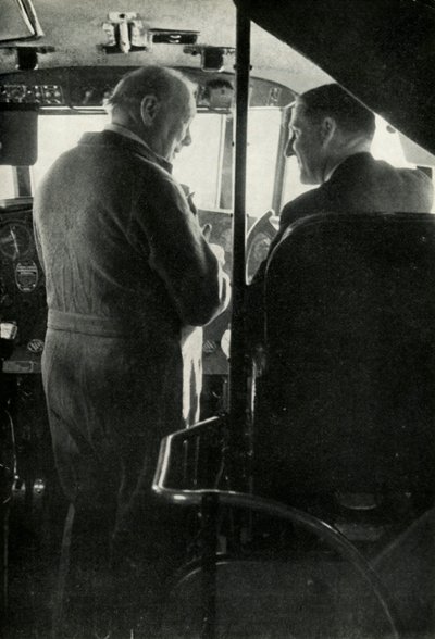Winston Churchill rozmawia z kapitanem Szekspirem z latającej łodzi Berwick, c1939-c1944 1946. autorstwa Unbekannt