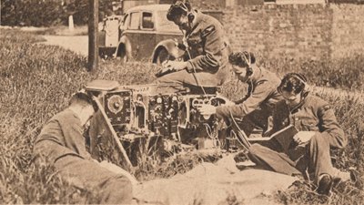 Operator bezprzewodowy wewnątrz najnowszego typu maszyny treningowej, 1940 autorstwa Unbekannt