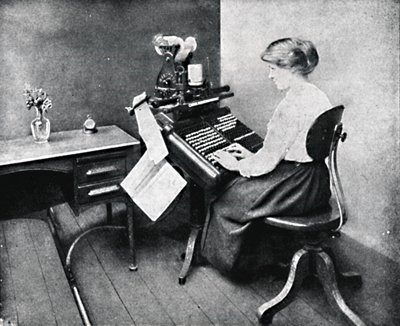 Kobieta operatorka na klawiaturze monotypowej, 1917 autorstwa Unbekannt