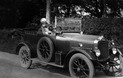 Kobieta prowadząca samochód, 1930 autorstwa Unbekannt