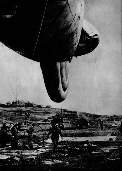 Kobieta z WAAF trzymająca balon zaporowy, 1943 autorstwa Unbekannt