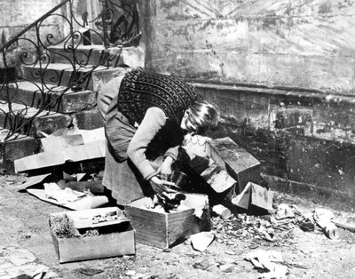 Kobieta szukająca jedzenia, Bayreuth, Niemcy, kwiecień 1945 r. autorstwa Unbekannt