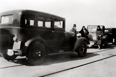 Kobiety i zaparkowane samochody, 1930 autorstwa Unbekannt