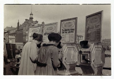 Kobiety patrzące na maszyny „What the Butler Saw”, ok. 1910 r. autorstwa Unbekannt