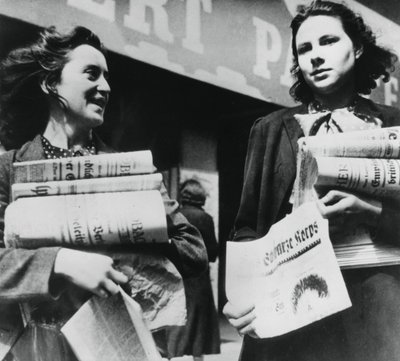 Kobiety sprzedające niemieckie gazety, okupowany przez Niemców Paryż, 19 lipca 1940 autorstwa Unbekannt