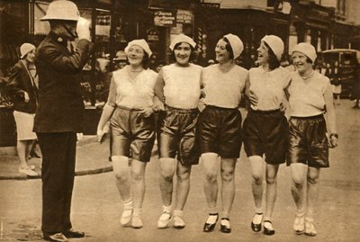 Kobiety w szortach, 1930, 1933. autorstwa Unbekannt