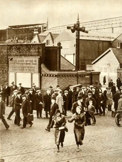 Robotnicy wyjeżdżający... po zawieszeniu budowy Cunarder 534, grudzień 1931, 1935. autorstwa Unbekannt