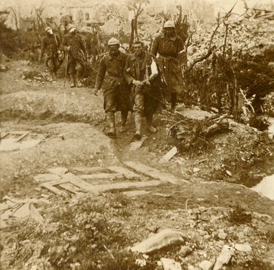 Ranni francuscy piechurzy przybywający do Chateau dEsnes, Verdun, północna Francja, 1916 autorstwa Unbekannt