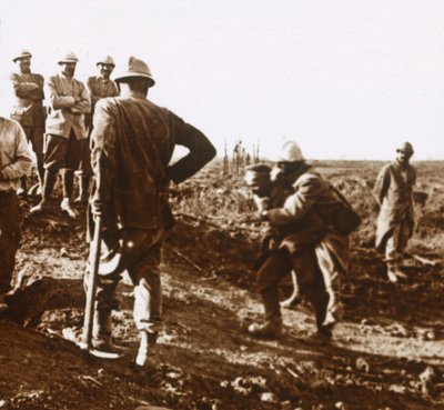 Ranny żołnierz, Haute Chevauchée, północna Francja, c1914-c1918 autorstwa Unbekannt