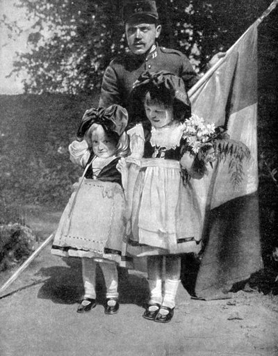 Młode alzackie dzieci w tradycyjnych strojach z francuskim żołnierzem, I wojna światowa, 1915 autorstwa Unbekannt