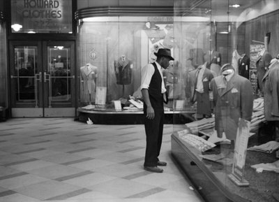 Young Man Window Shopping, Stany Zjednoczone, c.1941 (zdjęcie czarno-białe) autorstwa Unbekannt