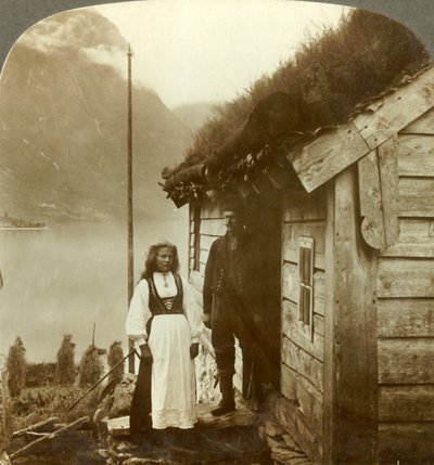 Młodzi rolnicy z kraju Nordfjord - przed ich domem na wsi, Norwegia, ok. 1905. autorstwa Unbekannt