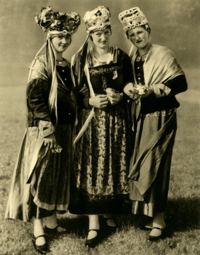 Młode kobiety w tradycyjnych strojach, Styria, Austria, c1935. autorstwa Unbekannt