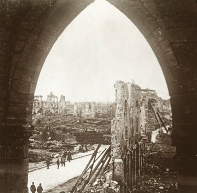 Ypres w ruinach, Flandria, Belgia, c1914-c1918 autorstwa Unbekannt