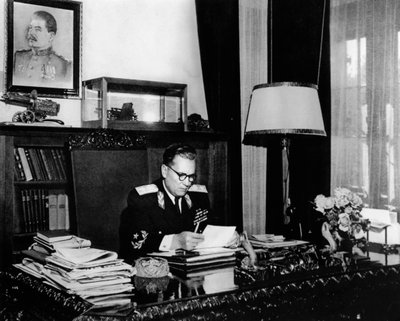 Przywódca jugosłowiański marszałek Josip Broz Tito w swoim biurze, Belgrad, Jugosławia, c1946-c1947. autorstwa Unbekannt