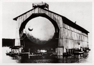 Zeppelin LZ1 w pływającym wieszaku w Manzell, Friedrichshafen, Niemcy, 1900, 1933 autorstwa Unbekannt