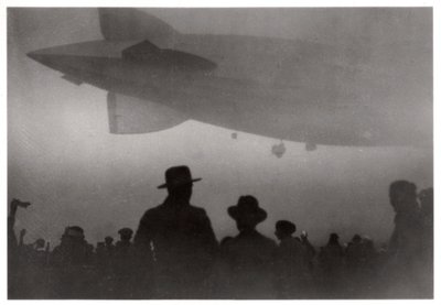 Zeppelin LZ 126 wznoszący się we mgle, c1924-1933 1933 autorstwa Unbekannt