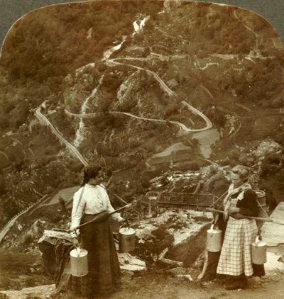 Zygzaki słynnej drogi Grjotlidów - górskie dojarki po drodze koło Maroka, Norwegia, ok. 1905. autorstwa Unbekannt