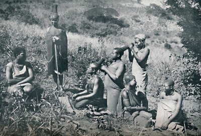 Fryzjerstwo dziewcząt Zulu, 1912 autorstwa Unbekannt