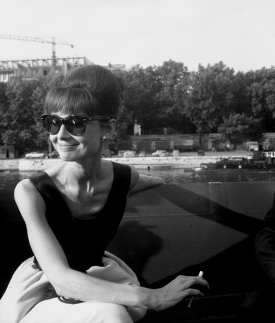 Aktorka Audrey Hepburn na planie filmu Paryż „Paryż, gdy skwierczy” 13 lipca 1962 autorstwa Unbekannt Unbekannt