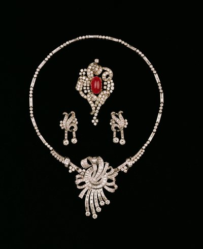 Biżuteria z diamentami w stylu art deco: brylantowa broszka z bagietką, kaboszonowa broszka z rubinem i brylantem, kolczyki z brylantami autorstwa Unbekannt Unbekannt