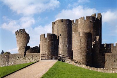 Zamek Caerphilly, widok zewnętrzny przedstawiający most i Krzywą Wieżę, Szkoła Angielska, (XIII wiek), ukończony 1277, Glamorgan, Walia autorstwa Unbekannt Unbekannt