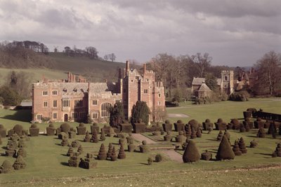 Na zewnątrz ukazujący topiary ogród i kościół za nim, Compton Wynyates, Warwickshire, koniec XV-początek XVI wieku autorstwa Unbekannt Unbekannt