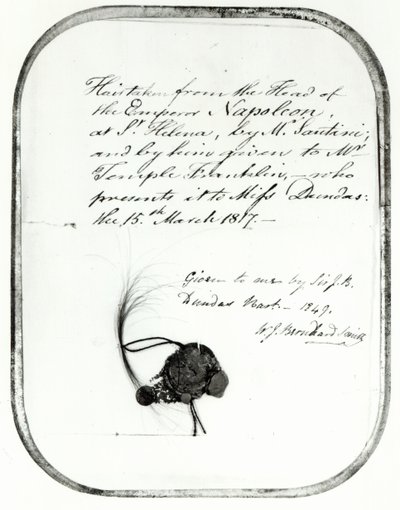 Włosy wycięte z głowy cesarza Napoleona przez Giovanniego Natale Santiniego i przekazane przez niego Williamowi Temple Franklinowi, 1816 (włosy) autorstwa Unbekannt Unbekannt