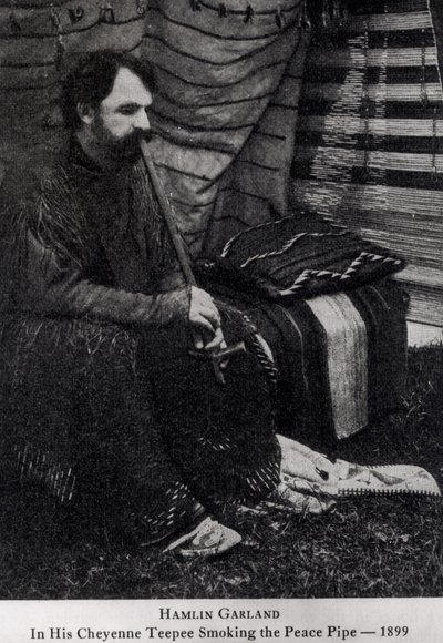Hamlin Garland w Cheyenne Tipi palący fajkę pokoju, z filmu „Syn środkowej granicy”, 1899 autorstwa Unbekannt Unbekannt