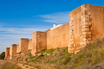 Niebla, prowincja Huelva, Andaluzja, południowa Hiszpania. Mury otaczające miasto. autorstwa Unbekannt Unbekannt