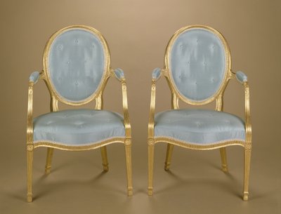 Para pozłacanych rzeźbionych krzeseł Adama z owalnym oparciem, tapicerowana na niebiesko, ok.1780 autorstwa Unbekannt Unbekannt