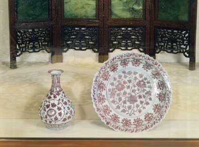 Butelka w kształcie gruszki ozdobiona czerwienią podszkliwną z przewijającymi się gałązkami chryzantem, okres Hung Wu (1368-98) autorstwa Unbekannt Unbekannt