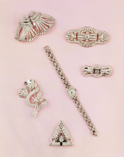 Wybór biżuterii diamentowej: bagietka i diamentowa broszka w sprayu w kształcie markizy; Diamentowy klips Art Deco; broszka panelowa z diamentami; Ladys podłużna koperta diamentowy zegarek autorstwa Unbekannt Unbekannt