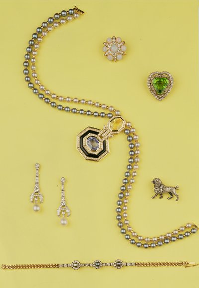 Wybór biżuterii: Naszyjnik z pereł hodowlanych w stylu Art Deco z żółtymi i niebieskimi szafirami; kolczyki z diamentami i perłami; broszka w kształcie gwiazdy z opalem i różem z brylantami; broszka z pudelkiem w kolorze różowego diamentu autorstwa Unbekannt Unbekannt
