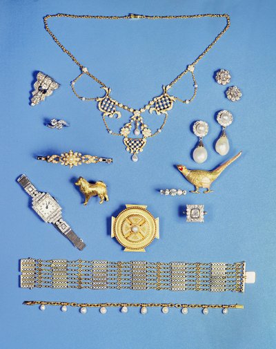 Wybór biżuterii: perła i złota zawieszka; Diamentowa broszka w stylu art deco; kolczyki z pereł; Złota broszka w stylu celtyckim; Edwardiańska bransoletka łańcuszkowa; broszka z bażanta; pół perłowa złota bransoletka na zawiasach autorstwa Unbekannt Unbekannt