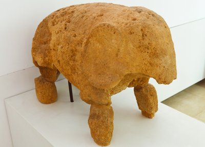 Kompleks Archeologiczny, Carmona, Prowincja Sewilla, Hiszpania. Rzeźba w muzeum słonia znalezionego w Grobie Słonia na rzymskiej nekropolii. autorstwa Unbekannt Unbekannt